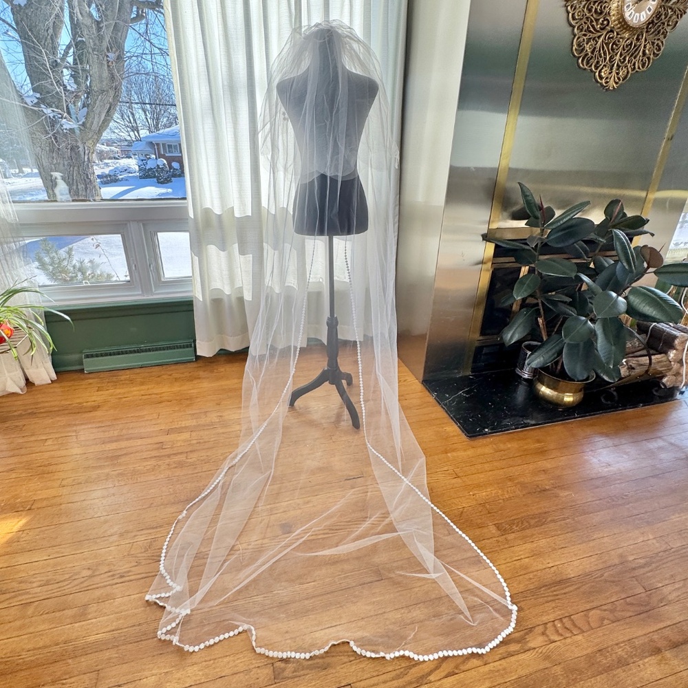 Vintage 1970s wedding veil, two-tier scalloped blusher, dotted daisy trim
